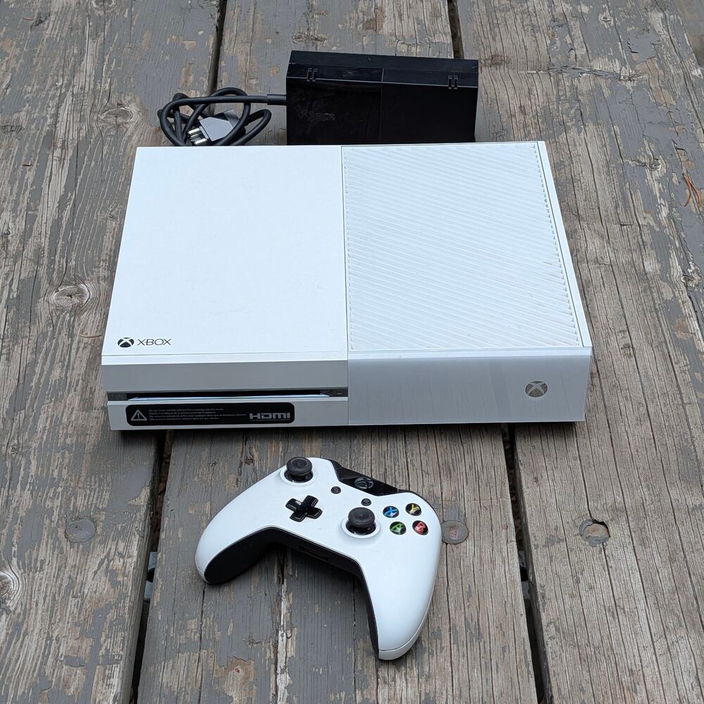 Microsoft Xbox One Console White Edition 500GB Bundle Cyber Nostalgia Core Retro